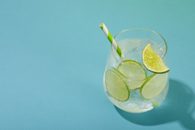 Copo de mojito delicioso espaço de coquetel de verão fresco para texto