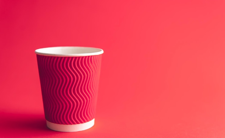 Foto grátis copo de papel descartável na cor da moda viva magenta