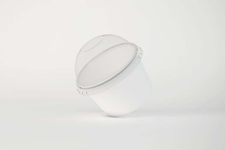 Foto grátis copo de plástico branco com tampa transparente