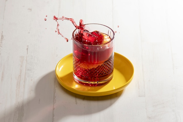 Foto grátis copo de sangria delicioso de alto ângulo