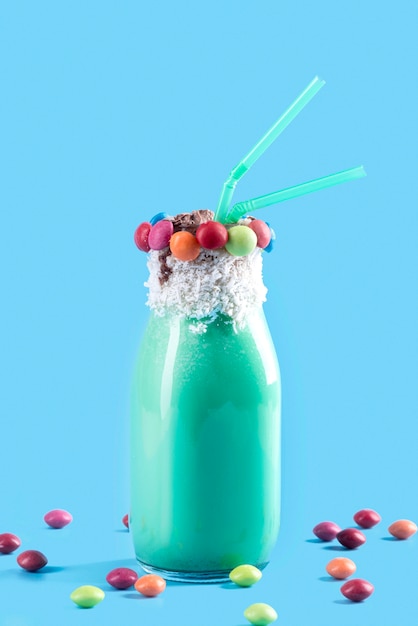 Foto grátis copo de sobremesa com cobertura de doces coloridos