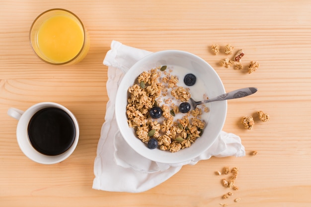 Copo de suco; chá e aveia saudável na mesa de madeira