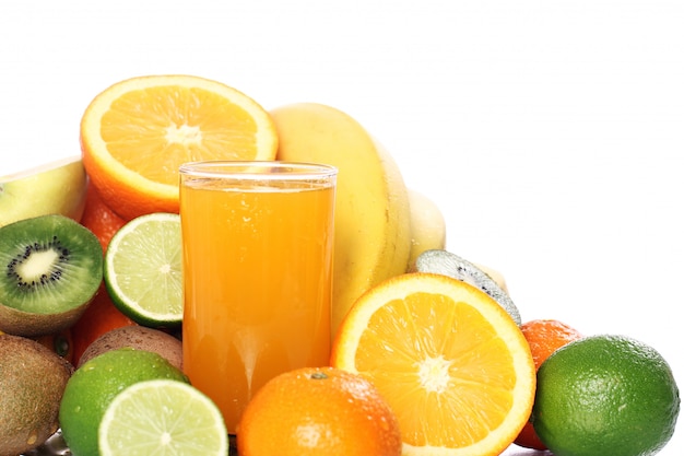 Copo de suco de frutas frescas