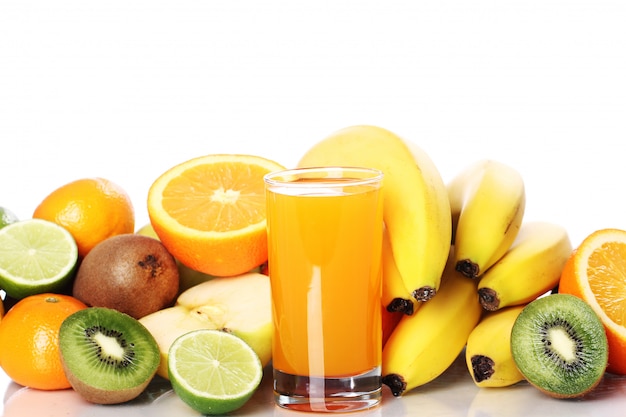 Copo de suco de frutas frescas