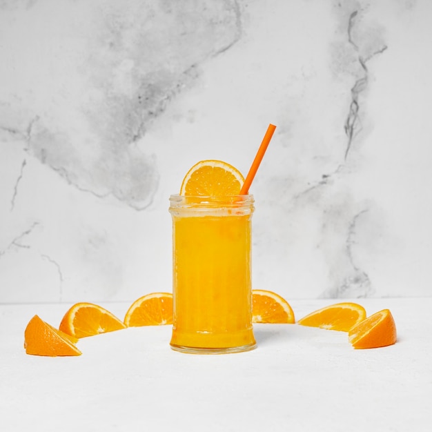 Copo de suco de laranja delicioso