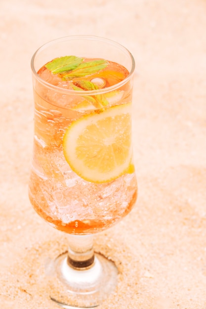 Foto grátis copo de suco de laranja fresco com frutas cítricas e hortelã