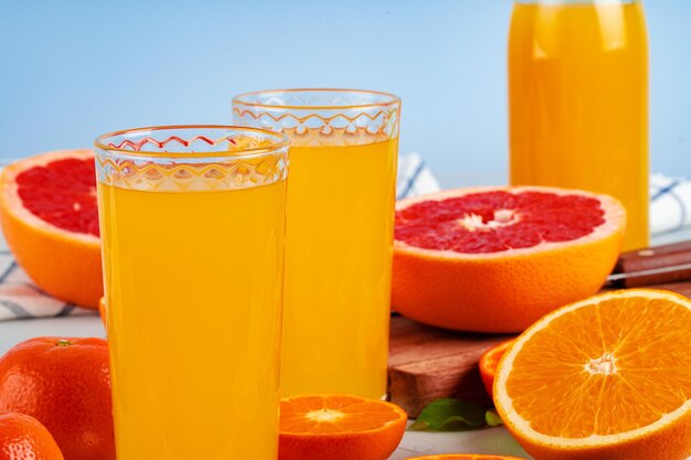 Copo de suco de laranja na mesa de perto