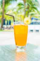 Foto grátis copo de suco de laranja