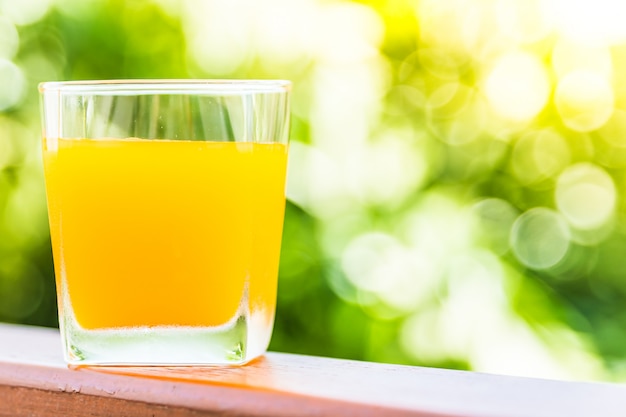 Copo de suco de laranja