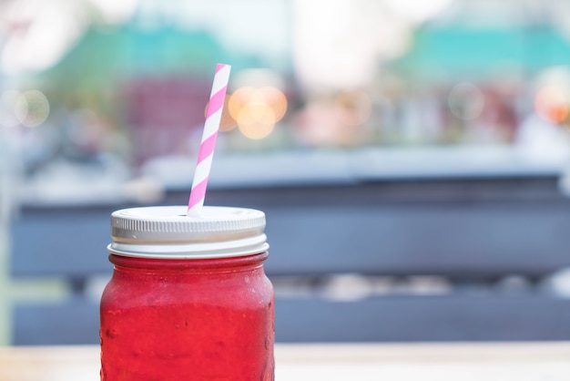 Foto grátis copo de suco de rosela fria