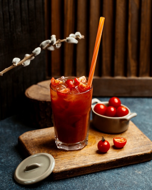 Foto grátis copo de tomate cereja coquetel com gelo