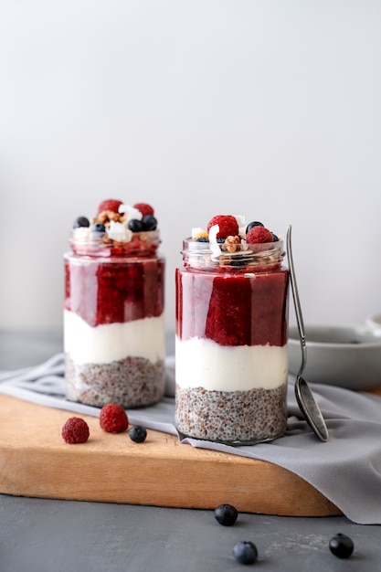 Copo de vidro de deliciosa sobremesa brasileira de açaí