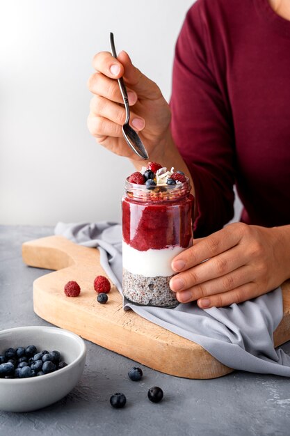 Copo de vidro de deliciosa sobremesa brasileira de açaí