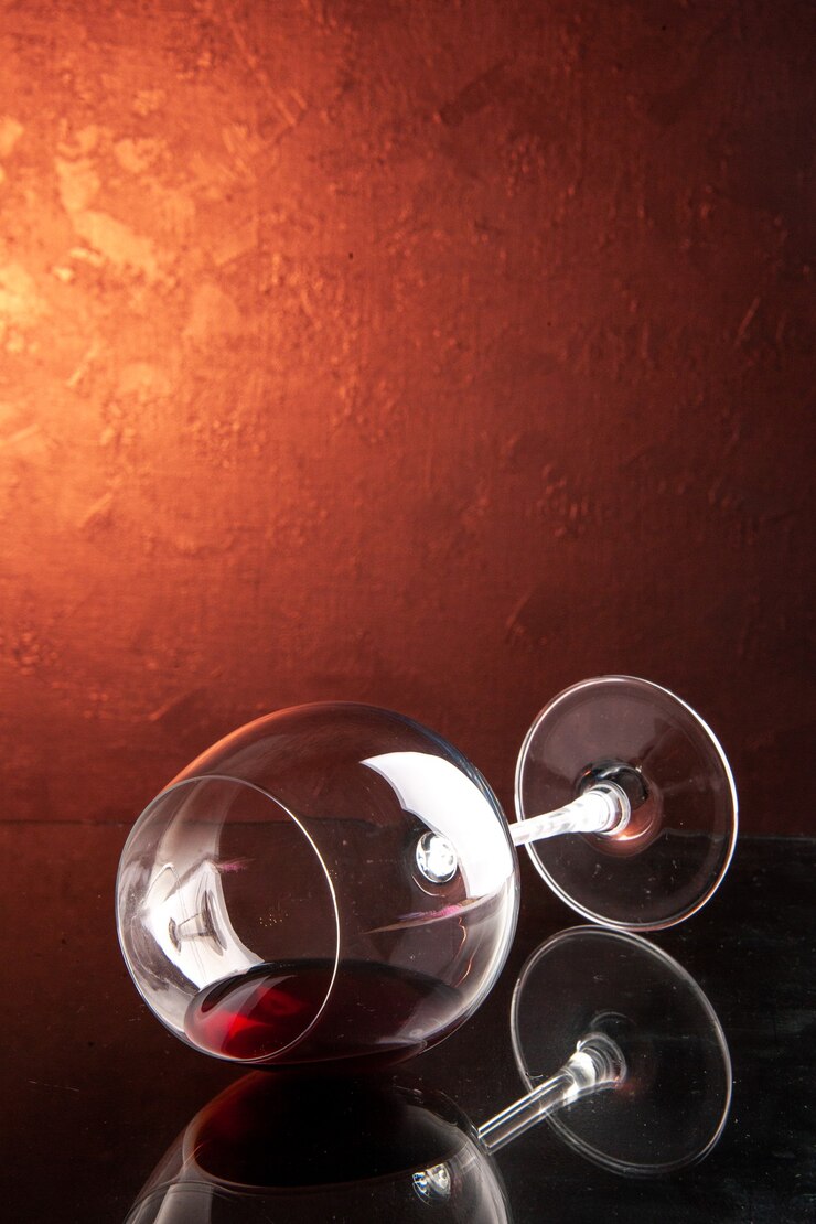 Foto grátis copo de vinho de vista frontal na cor escura champanhe natal bebida alcoólica