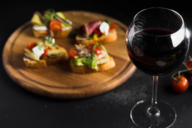 Foto grátis copo de vinho perto de tartines