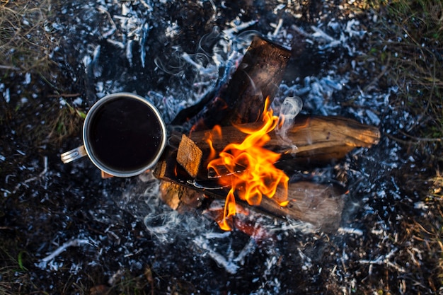 Foto grátis copo de vista superior com bebida em chamas
