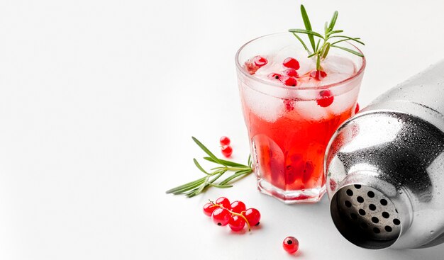 Copo de vodka de cranberry de ângulo alto com gelo e espaço de cópia