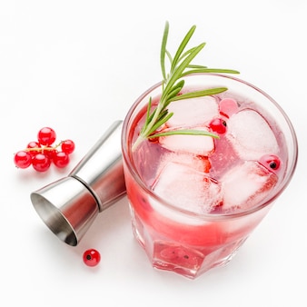 Copo de vodka de cranberry de ângulo alto com gelo