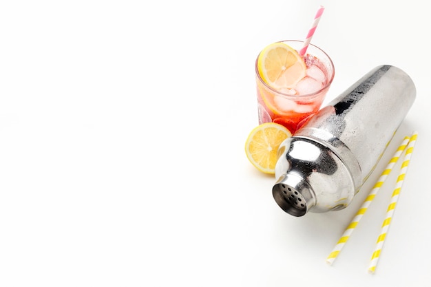 Foto grátis copo de vodka de cranberry de ângulo alto com limão e gelo com espaço de cópia