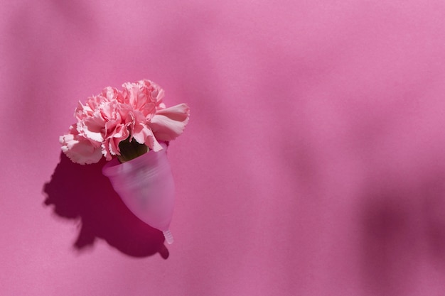 Foto grátis copo menstrual reutilizável com flores