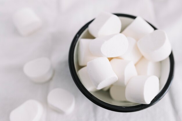 Copo metálico com marshmallows