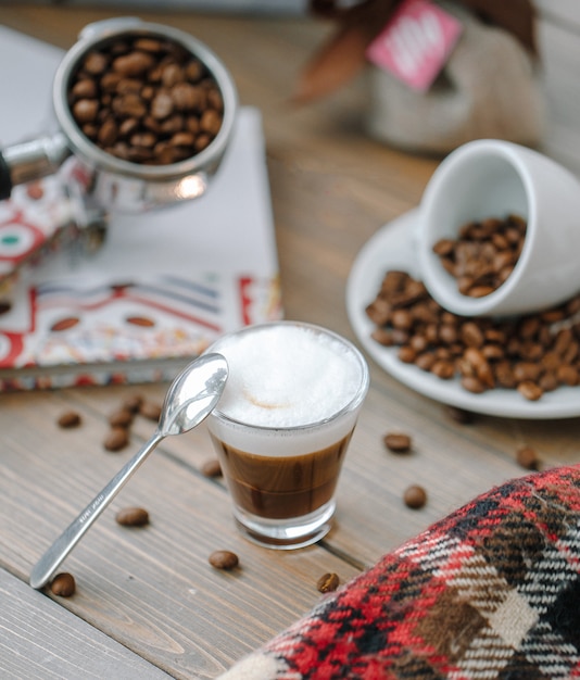 Copo pequeno de cappucino em cima da mesa