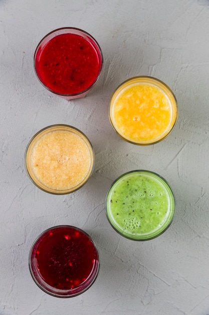 Foto grátis copos coloridos smoothie