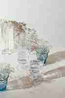 Foto grátis copos com água na mesa