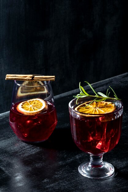 Foto grátis copos com bebidas de frutas na mesa