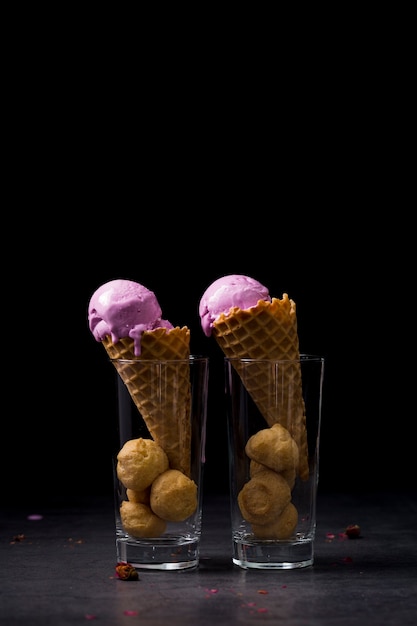 Copos com sorvete em cones
