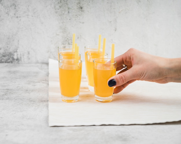 Foto grátis copos com suco na mesa