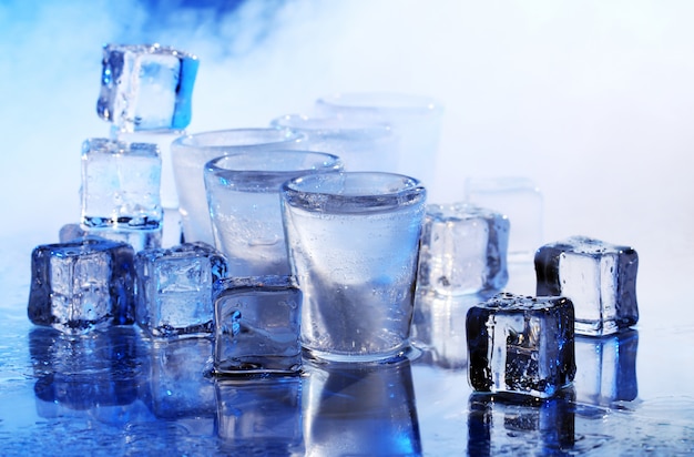 Copos congelados com bebida gelada de alochol