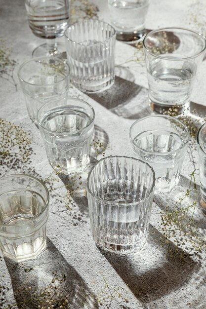 Copos de água na mesa