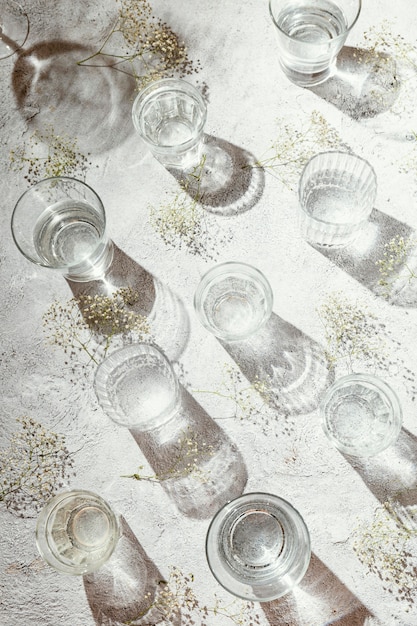 Copos de água na mesa