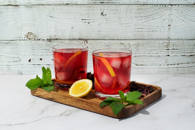 Copos de chá gelado de hibisco refrescante