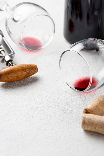 Copos de close-up de vinho na mesa