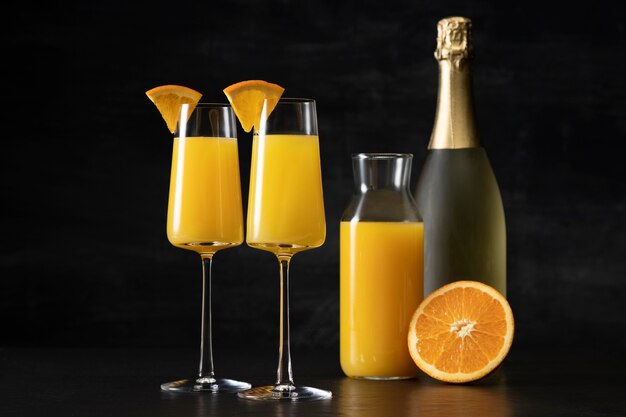 Foto grátis copos de coquetel mimosa com fatias de laranja