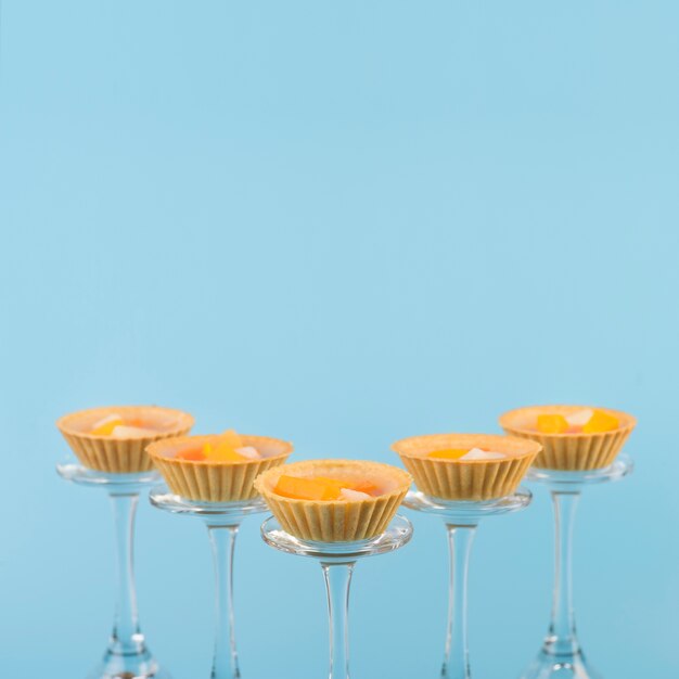 Copos de espaço para cópia com aperitivo de frutas
