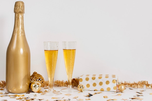 Copos de garrafa de champanhe e decoração com espaço de cópia