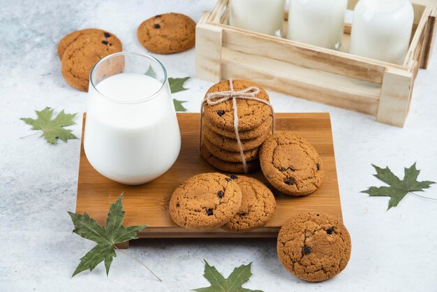 Copos de leite com biscoitos de chocolate e folhas.