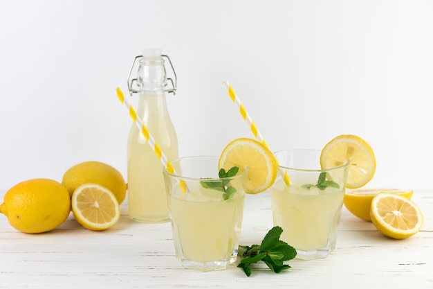 Copos de limonada com palhas