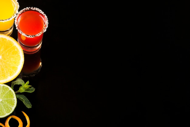 Copos de shot com cocktails e espaço para texto