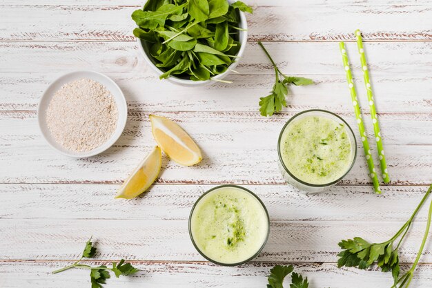 Copos de smoothies saudáveis em fundo de madeira