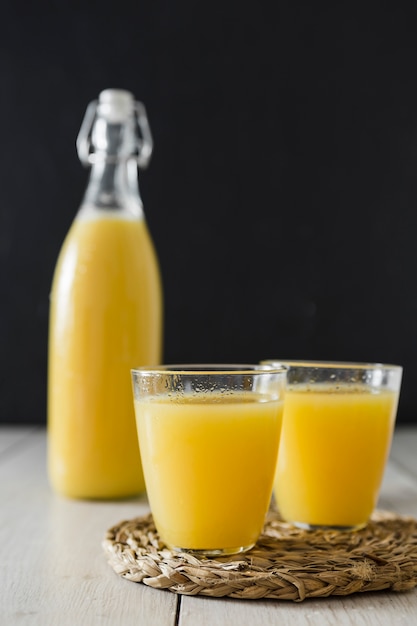 Copos de suco de laranja e garrafa