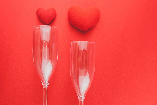 copos de vinho que encontram-se em uma tabela vermelha com corações