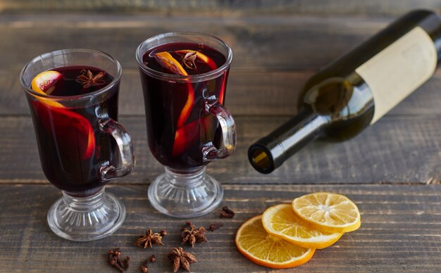 Copos de vinho quente para o Natal