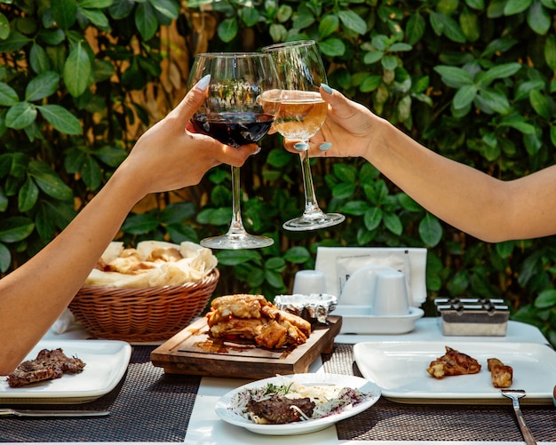 copos de vinho tinto e branco