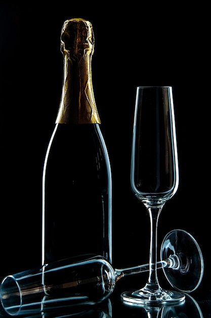 Copos de vinho vazios de vista frontal com champanhe na foto de vinho de bebida preta transparente