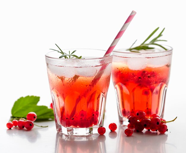 Copos de vodka de cranberry com gelo de frente