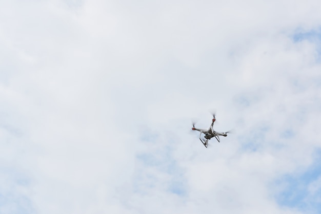 Copter quad drone com câmera digital de alta resolução no céu.